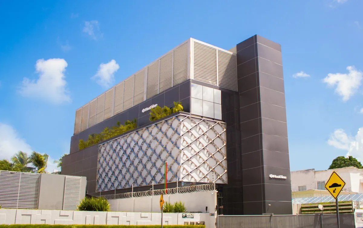 Exterior do data center da HostDime Brasil, um projeto de automação com IA de Alef Adnis