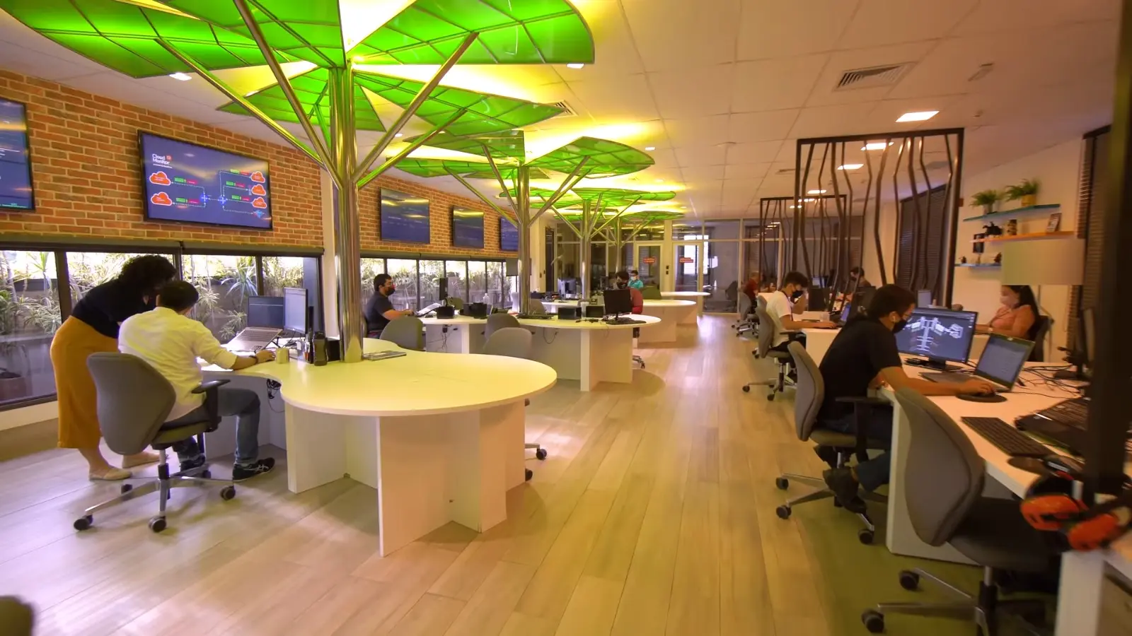 Corredor de servidores no data center da HostDime Brasil, otimizado com automação