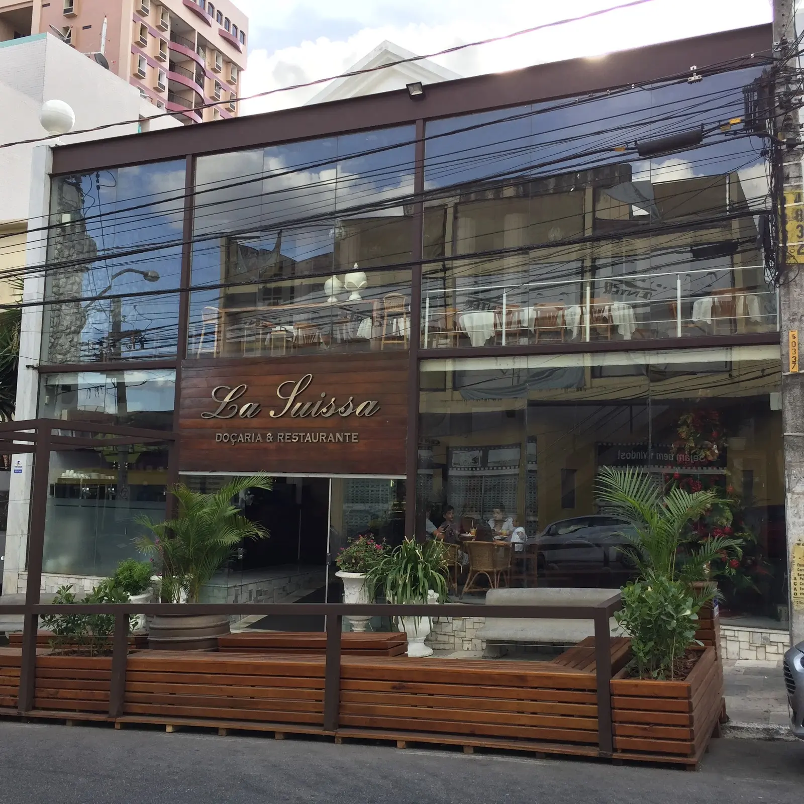 Fachada do restaurante La Suissa à noite